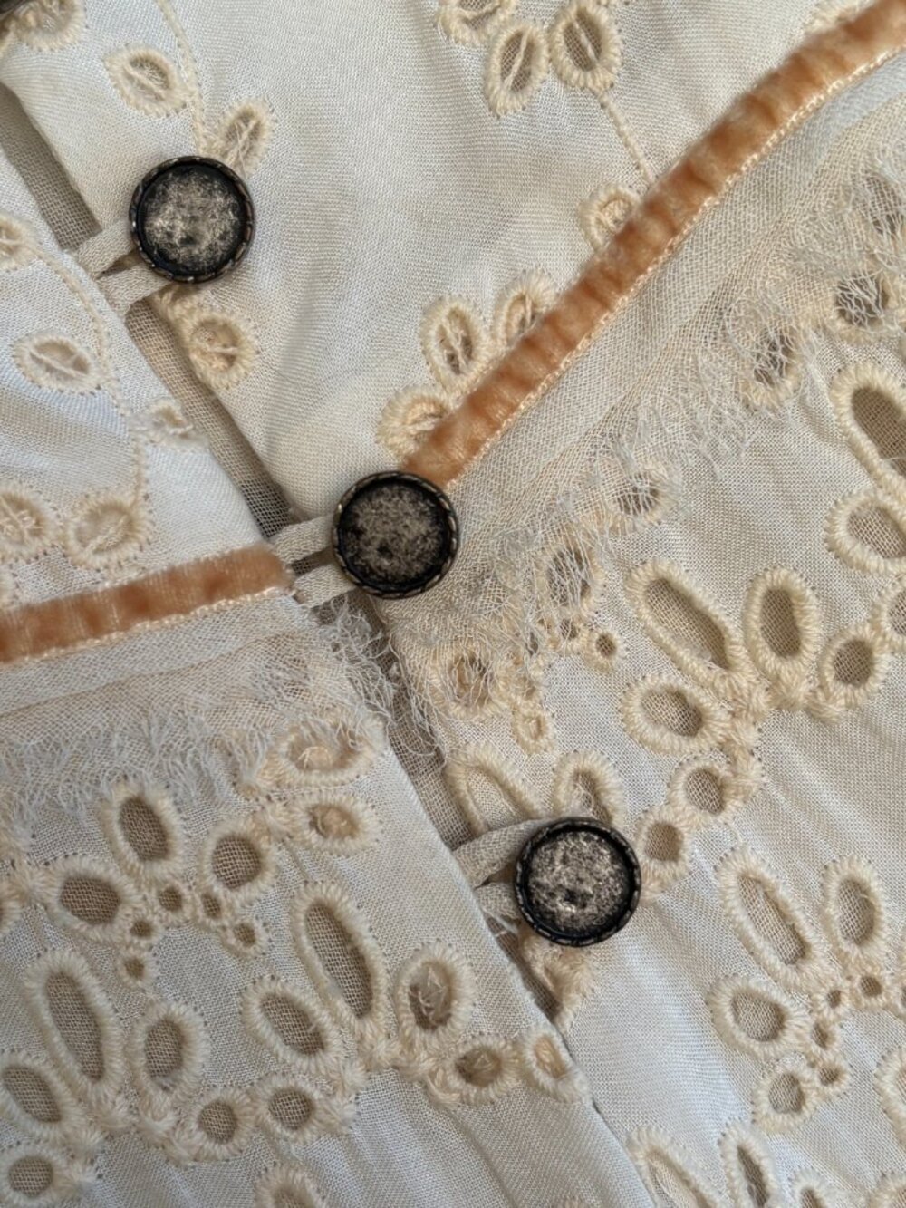 Zara girls cream colored eyelet graduation dress in size 12-13 year old - Picture 4 of 9